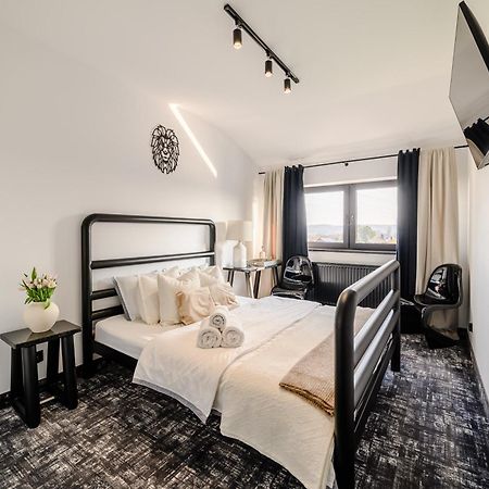 Golden Lion House Bed&Breakfast รูเมีย ภายนอก รูปภาพ