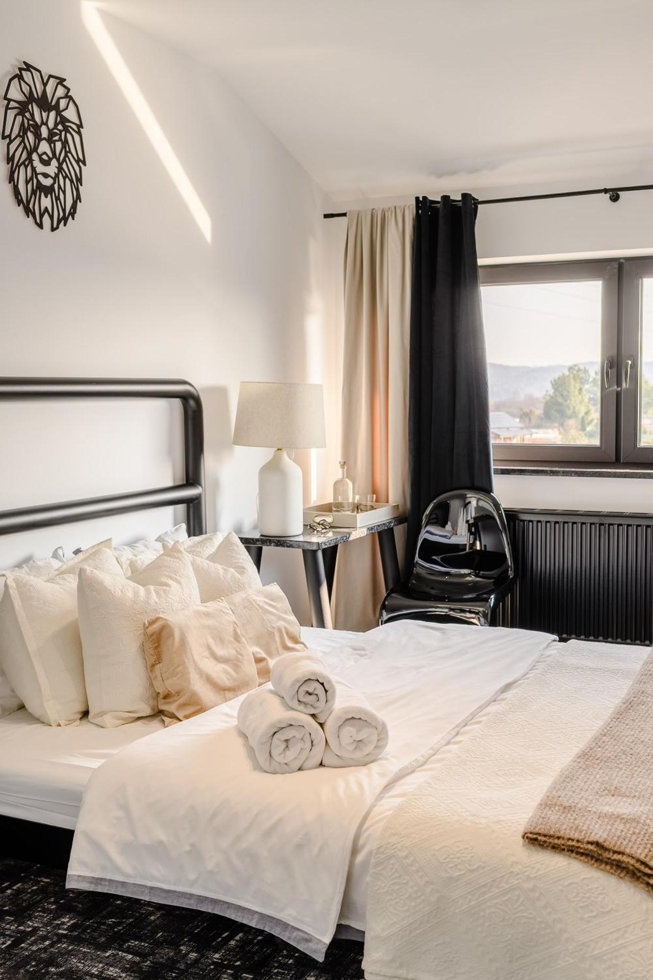 Golden Lion House Bed&Breakfast รูเมีย ภายนอก รูปภาพ
