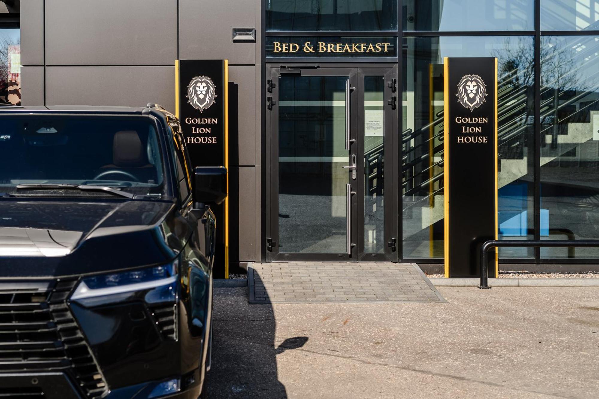 Golden Lion House Bed&Breakfast รูเมีย ภายนอก รูปภาพ